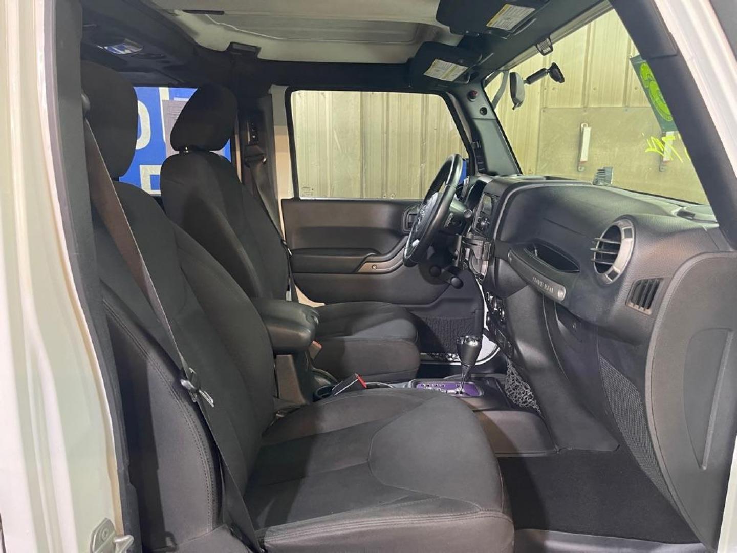 2016 WHITE JEEP WRANGLER UNLIMI SPORT (1C4BJWDG9GL) with an 3.6L engine, Automatic transmission, located at 2525 S. Cushman, Fairbanks, AK, 99701, (907) 452-5707, 64.824036, -147.712311 - Photo#3