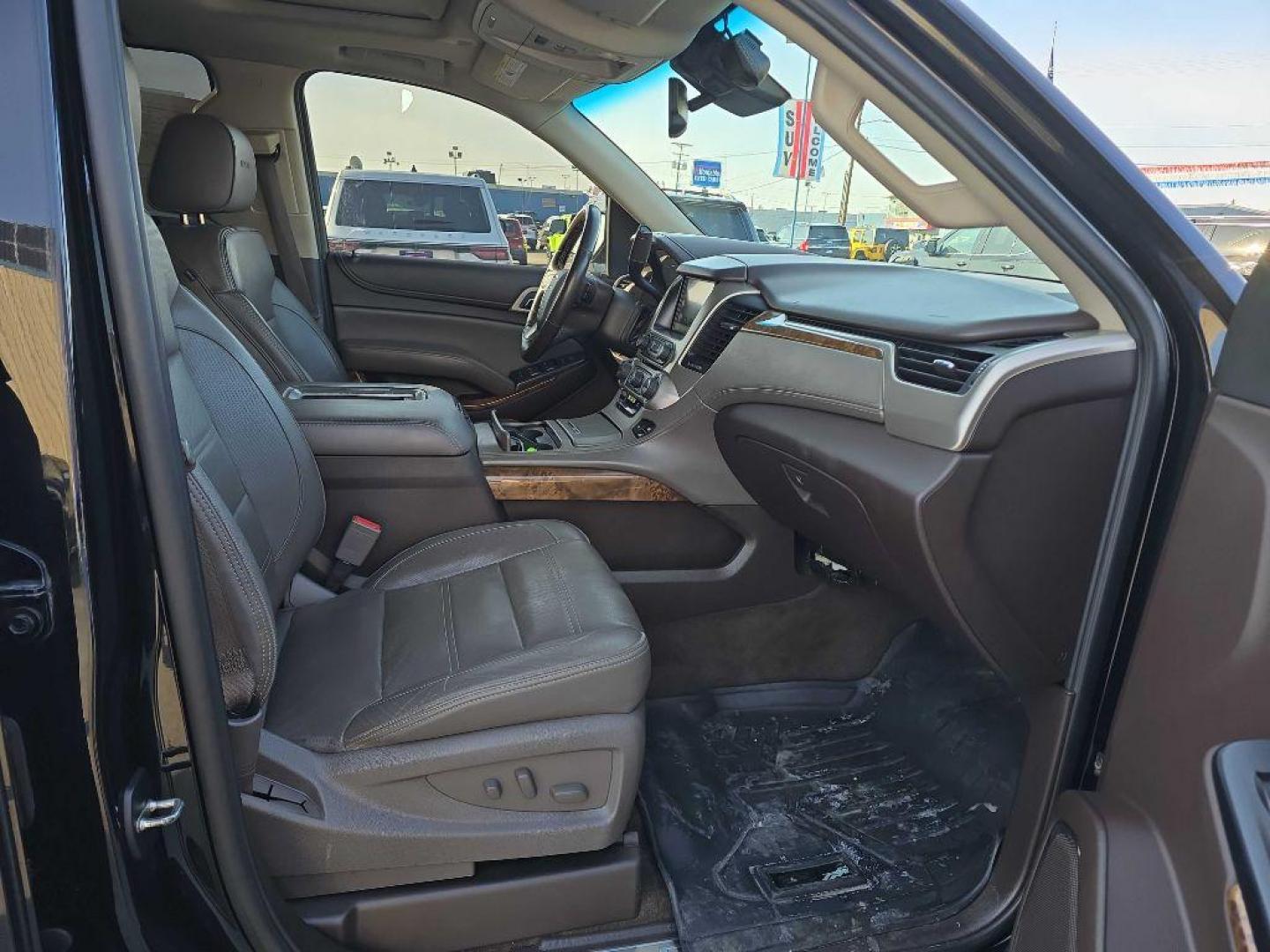 2015 BLACK GMC YUKON XL DENALI (1GKS2JKJXFR) with an 6.2L engine, Automatic transmission, located at 2525 S. Cushman, Fairbanks, AK, 99701, (907) 452-5707, 64.824036, -147.712311 - Photo#2