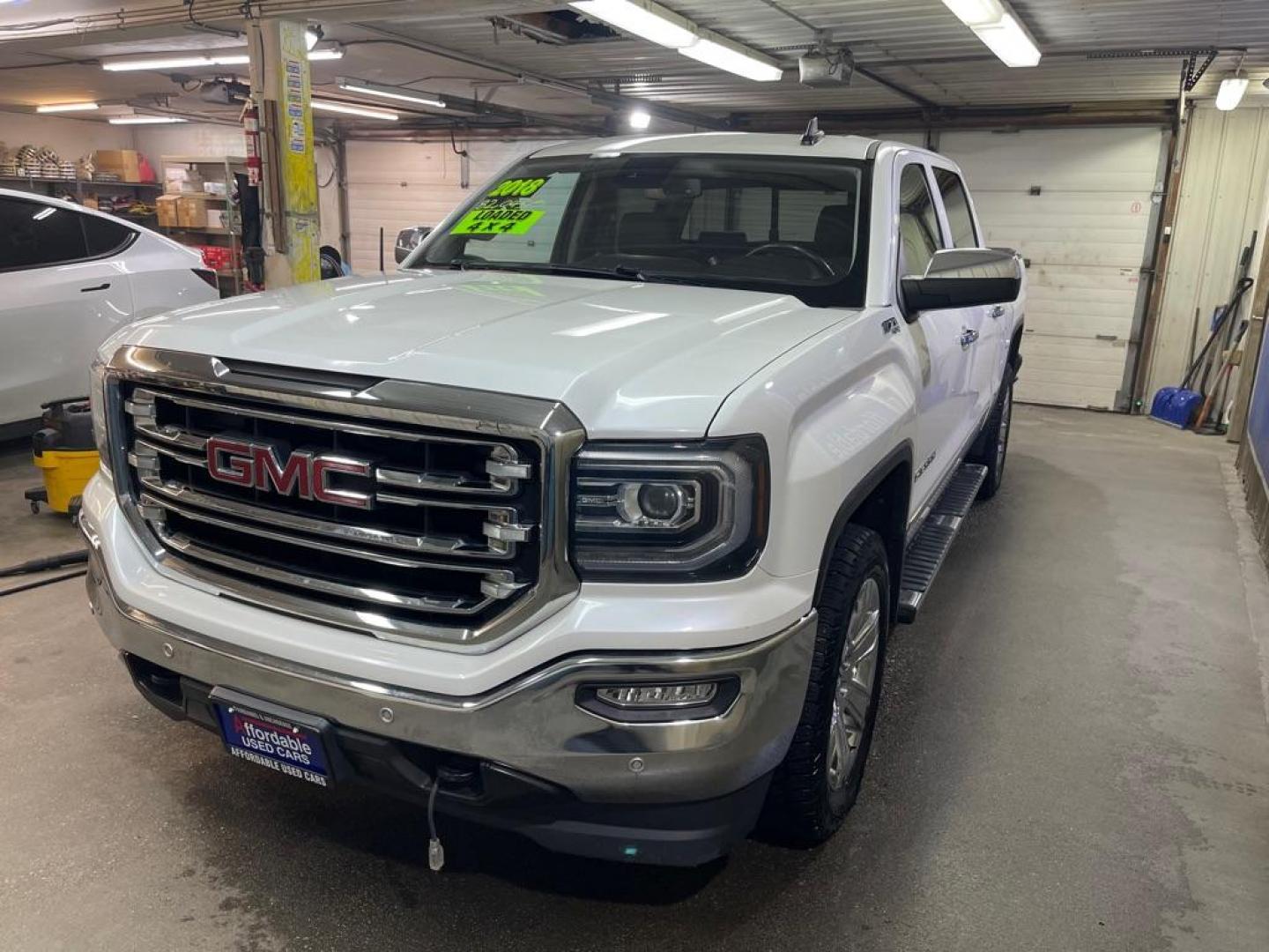 2018 WHITE GMC SIERRA 1500 SLT (3GTU2NEC3JG) with an 5.3L engine, Automatic transmission, located at 2525 S. Cushman, Fairbanks, AK, 99701, (907) 452-5707, 64.824036, -147.712311 - Photo#1