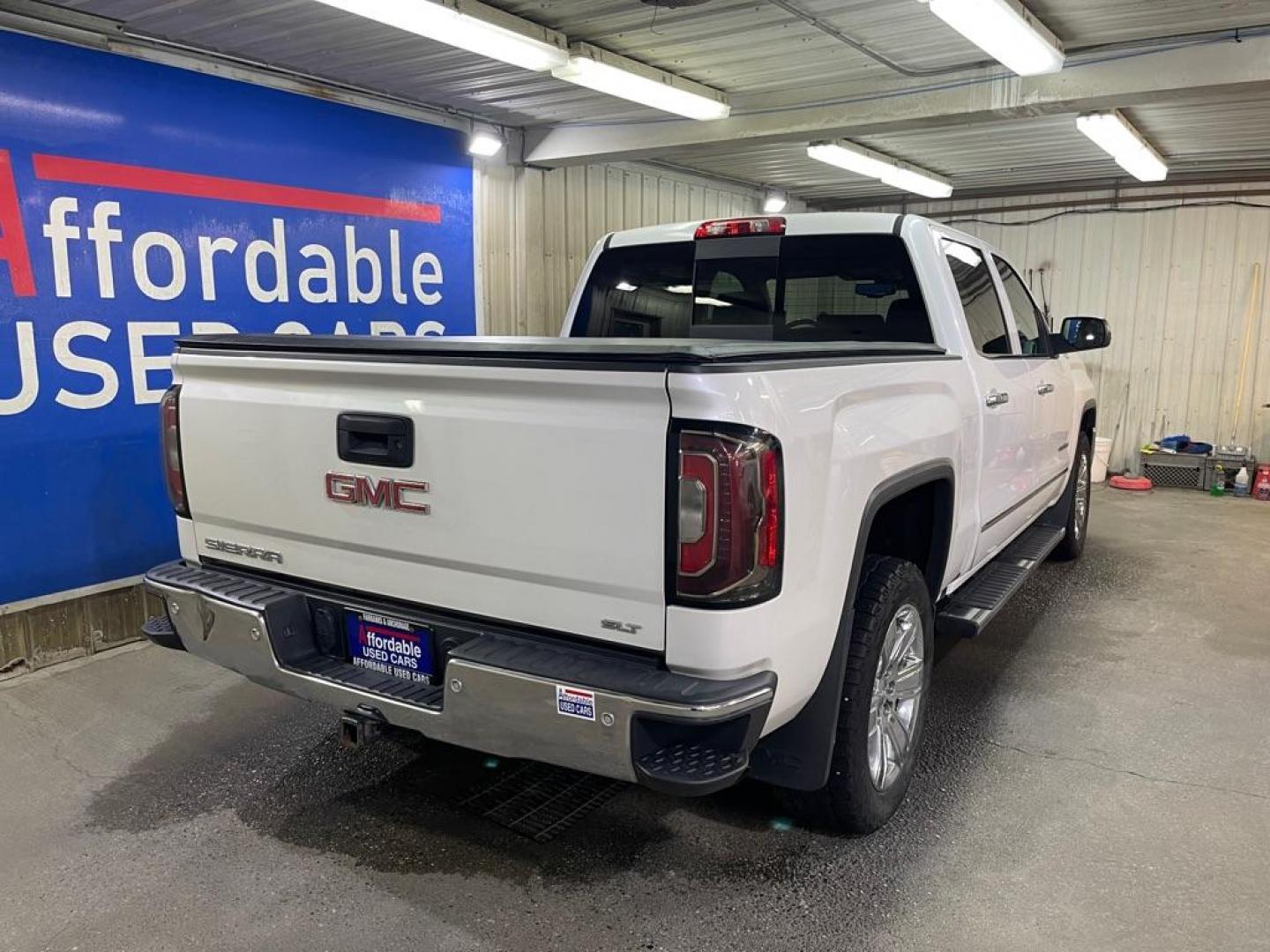2018 WHITE GMC SIERRA 1500 SLT (3GTU2NEC3JG) with an 5.3L engine, Automatic transmission, located at 2525 S. Cushman, Fairbanks, AK, 99701, (907) 452-5707, 64.824036, -147.712311 - Photo#2