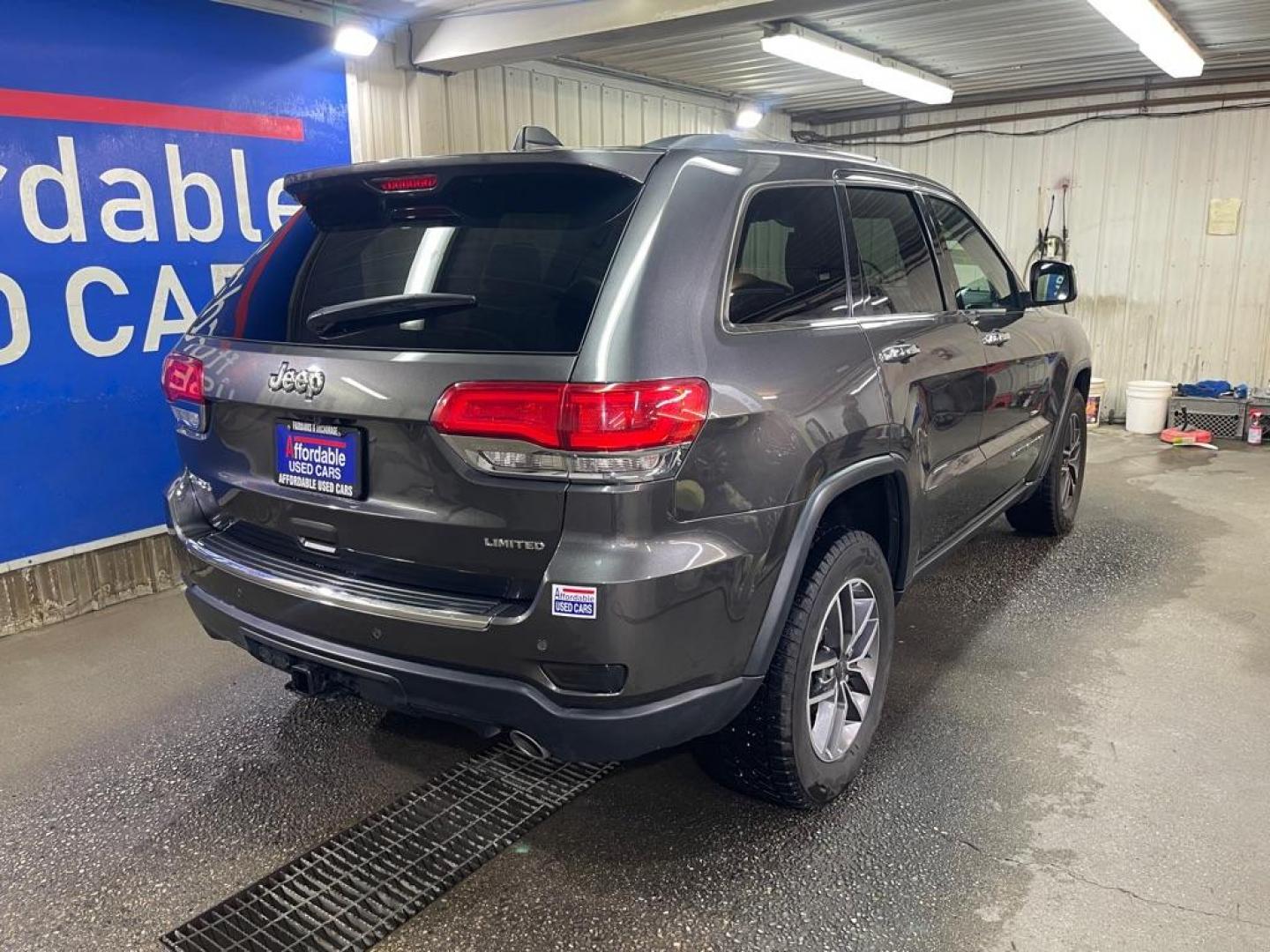 2019 GRAY JEEP GRAND CHEROKEE LIMITED (1C4RJFBG0KC) with an 3.6L engine, Automatic transmission, located at 2525 S. Cushman, Fairbanks, AK, 99701, (907) 452-5707, 64.824036, -147.712311 - Photo#2