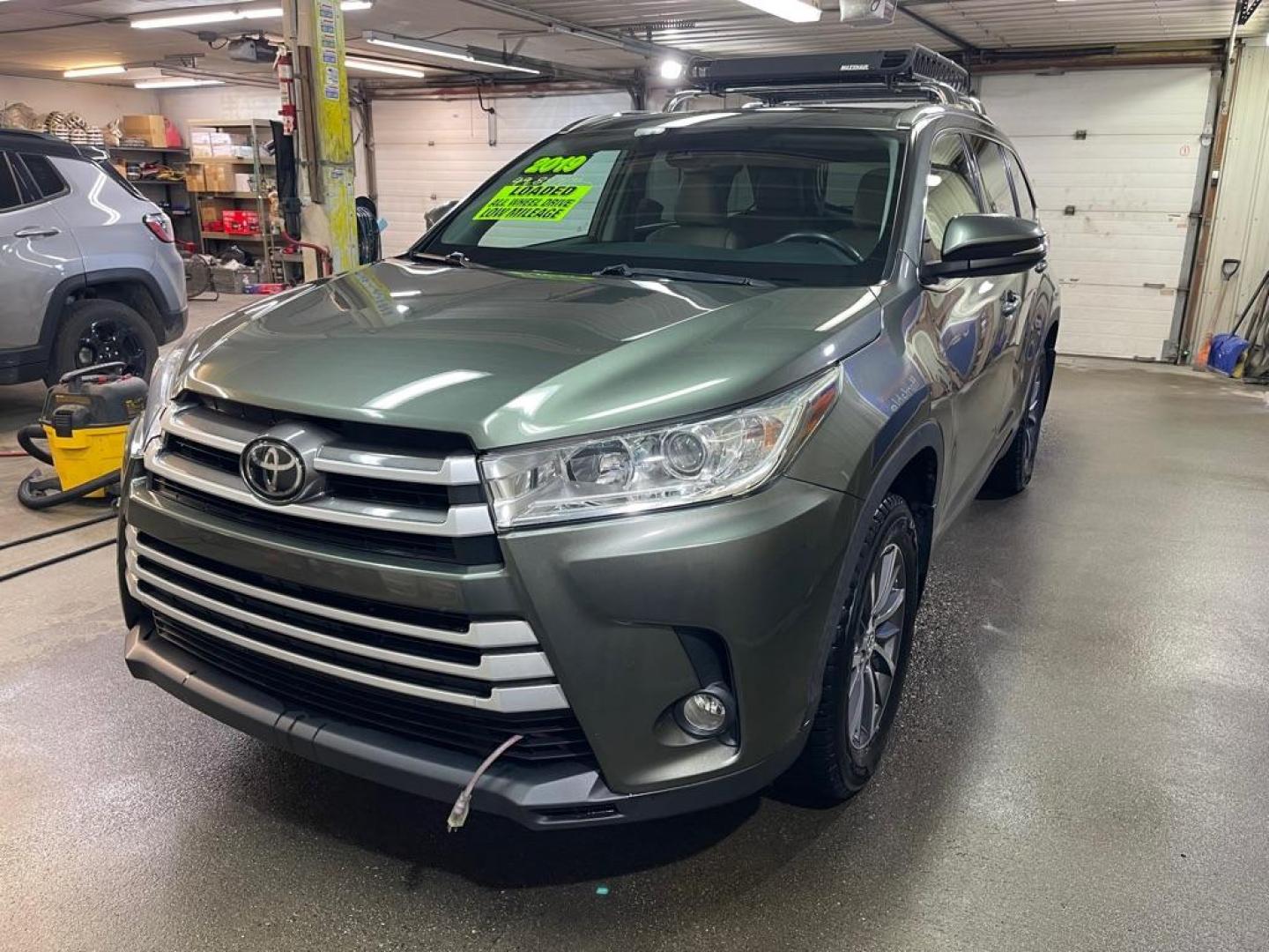 2019 GREEN TOYOTA HIGHLANDER XLE (5TDJZRFH8KS) with an 3.5L engine, Automatic transmission, located at 2525 S. Cushman, Fairbanks, AK, 99701, (907) 452-5707, 64.824036, -147.712311 - Photo#1