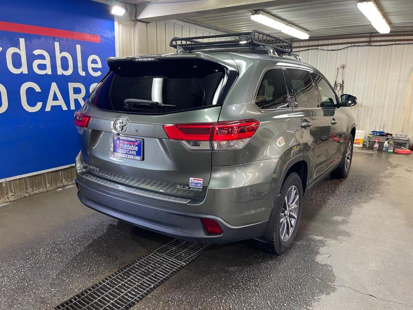 2019 GREEN TOYOTA HIGHLANDER XLE (5TDJZRFH8KS) with an 3.5L engine, Automatic transmission, located at 2525 S. Cushman, Fairbanks, AK, 99701, (907) 452-5707, 64.824036, -147.712311 - Photo#2
