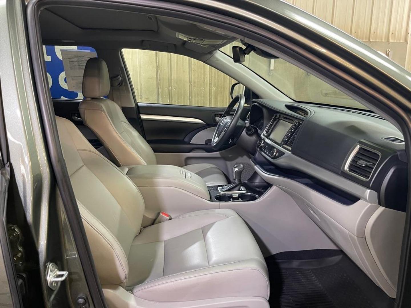 2019 GREEN TOYOTA HIGHLANDER XLE (5TDJZRFH8KS) with an 3.5L engine, Automatic transmission, located at 2525 S. Cushman, Fairbanks, AK, 99701, (907) 452-5707, 64.824036, -147.712311 - Photo#3