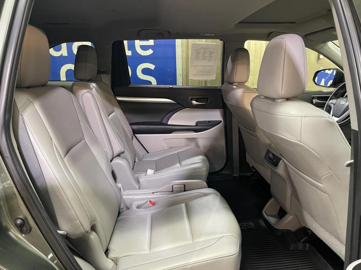 2019 GREEN TOYOTA HIGHLANDER XLE (5TDJZRFH8KS) with an 3.5L engine, Automatic transmission, located at 2525 S. Cushman, Fairbanks, AK, 99701, (907) 452-5707, 64.824036, -147.712311 - Photo#4