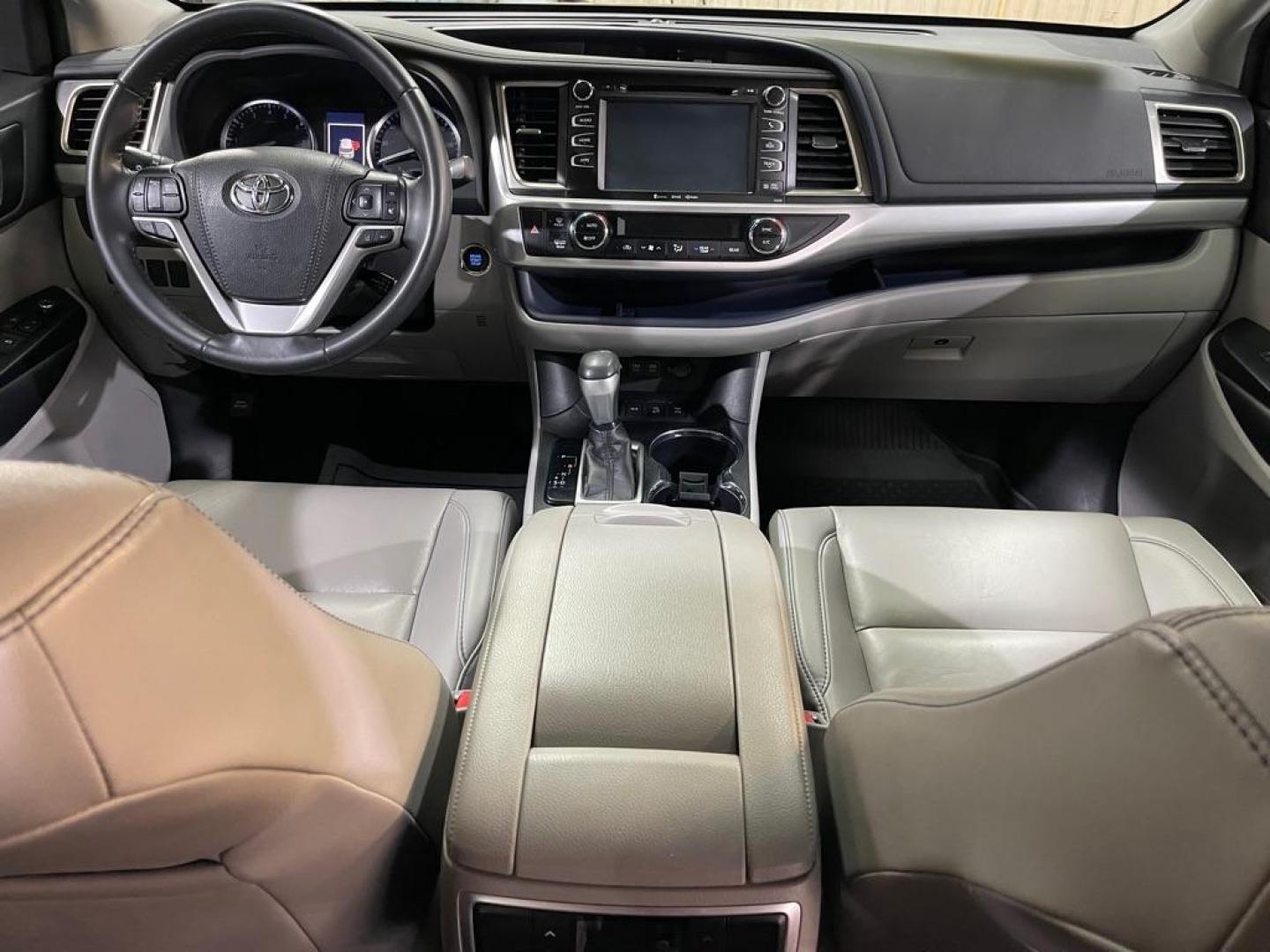 2019 GREEN TOYOTA HIGHLANDER XLE (5TDJZRFH8KS) with an 3.5L engine, Automatic transmission, located at 2525 S. Cushman, Fairbanks, AK, 99701, (907) 452-5707, 64.824036, -147.712311 - Photo#5