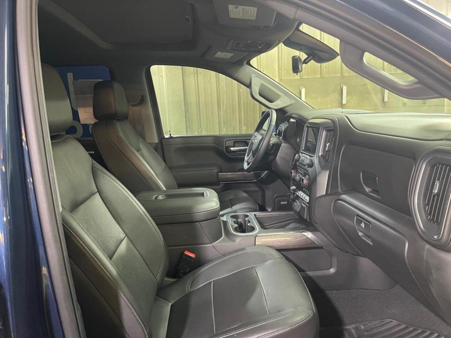 2022 BLUE CHEVROLET SILVERADO 1500 LTZ (3GCUYGET5NG) with an 3.0L engine, Automatic transmission, located at 2525 S. Cushman, Fairbanks, AK, 99701, (907) 452-5707, 64.824036, -147.712311 - Photo#2