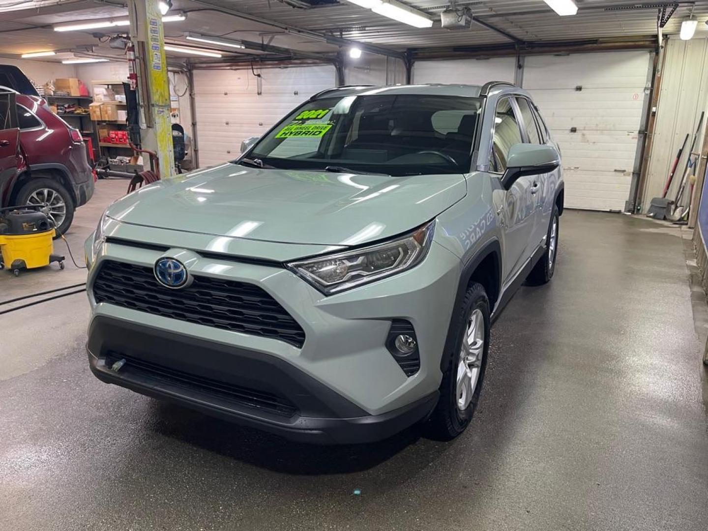 2021 GREEN TOYOTA RAV4 XLE XLE (2T3RWRFVXMW) with an 2.5L engine, Automatic transmission, located at 2525 S. Cushman, Fairbanks, AK, 99701, (907) 452-5707, 64.824036, -147.712311 - Photo#1