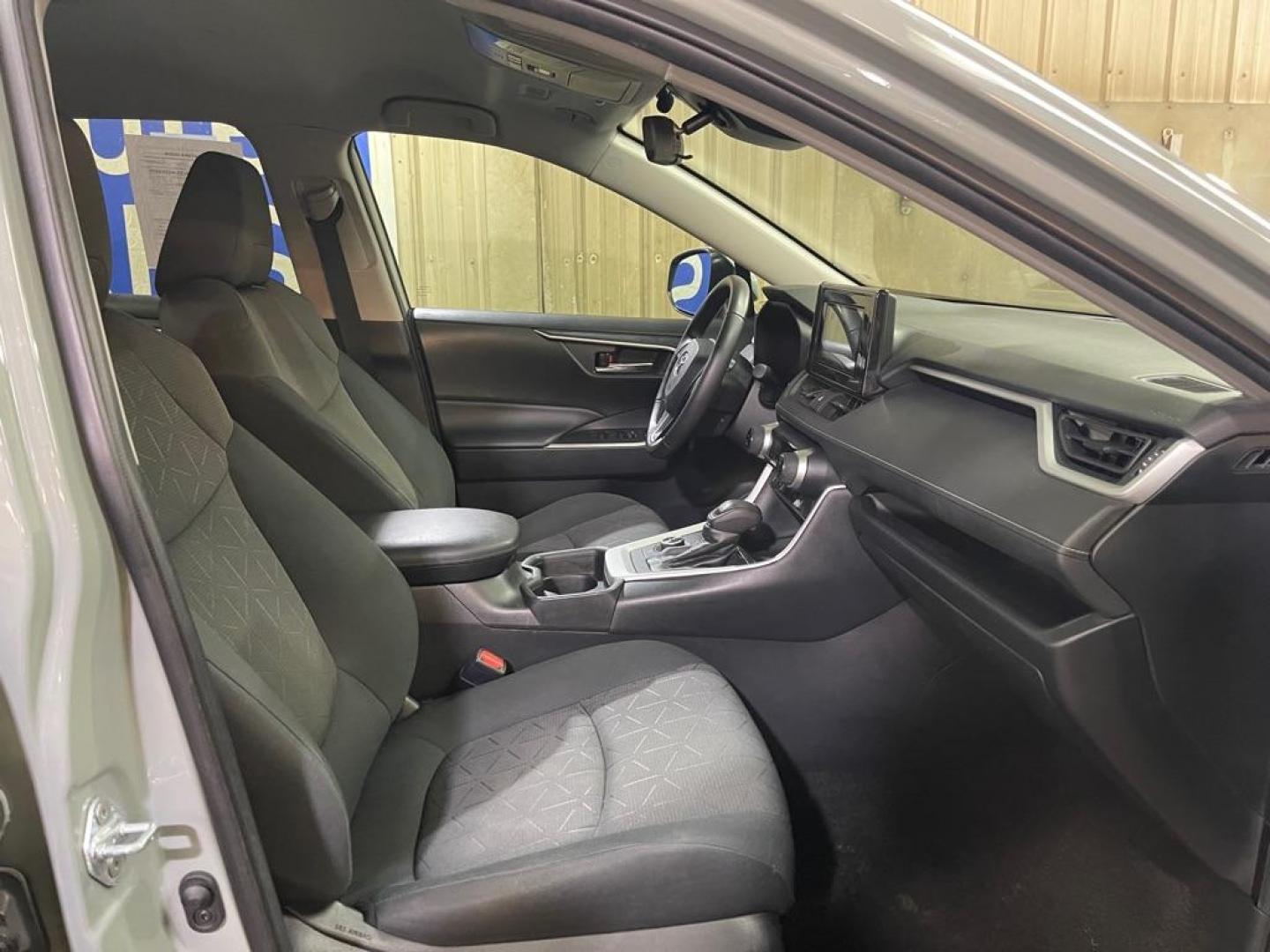 2021 GREEN TOYOTA RAV4 XLE XLE (2T3RWRFVXMW) with an 2.5L engine, Automatic transmission, located at 2525 S. Cushman, Fairbanks, AK, 99701, (907) 452-5707, 64.824036, -147.712311 - Photo#3