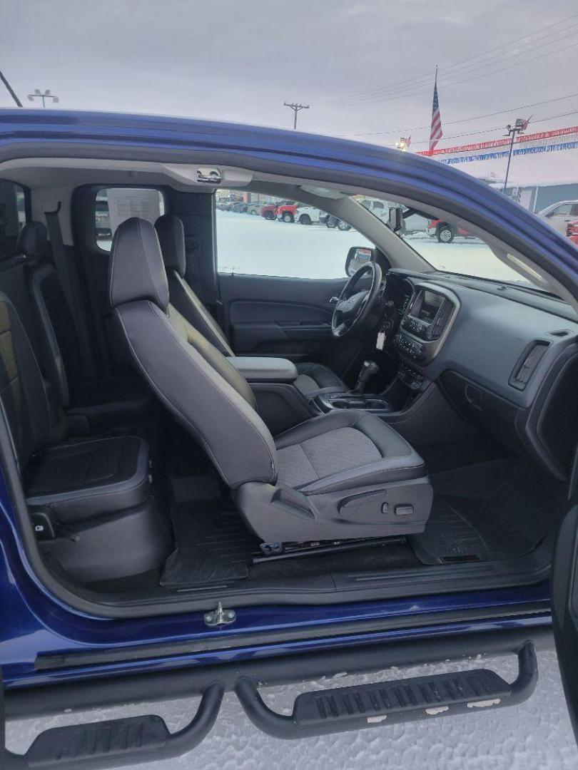 2016 BLUE CHEVROLET COLORADO Z71 (1GCHTDE33G1) with an 3.6L engine, Automatic transmission, located at 2525 S. Cushman, Fairbanks, AK, 99701, (907) 452-5707, 64.824036, -147.712311 - Photo#4