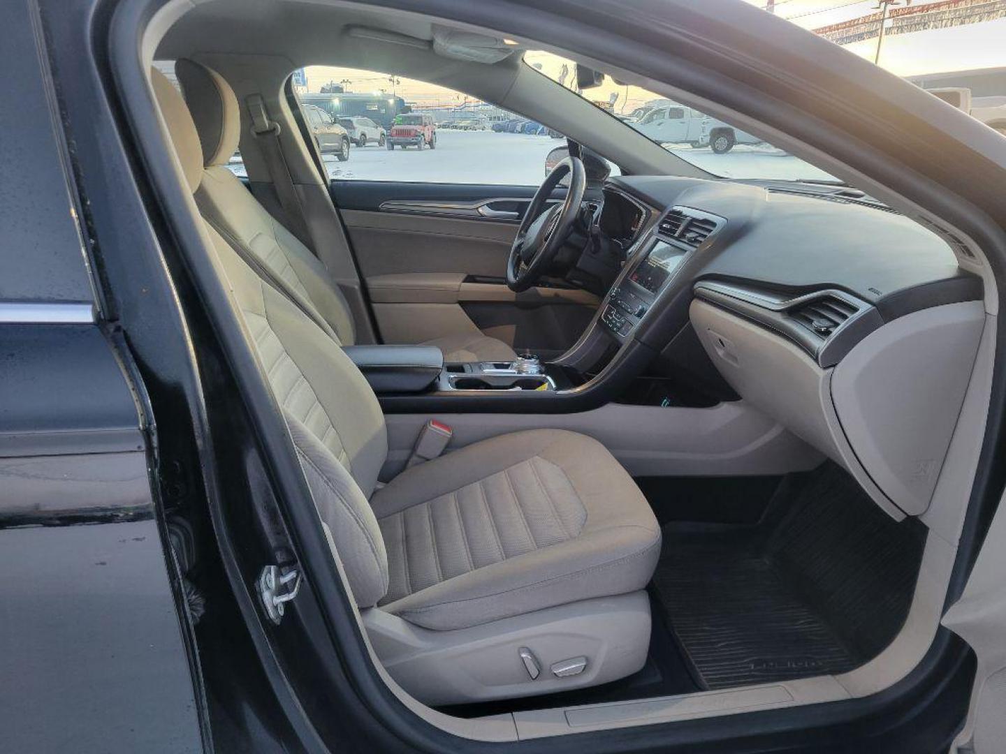 2019 BLACK FORD FUSION SE (3FA6P0T96KR) with an 2.0L engine, Automatic transmission, located at 2525 S. Cushman, Fairbanks, AK, 99701, (907) 452-5707, 64.824036, -147.712311 - Photo#4