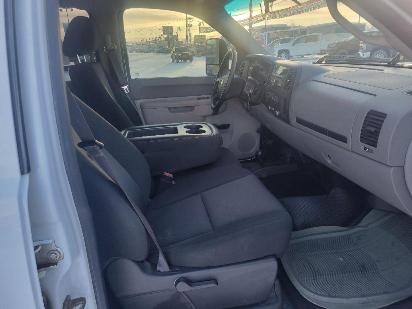 2013 WHITE CHEVROLET SILVERADO 2500 HEAVY DUTY (1GC1KVC84DF) with an 6.6L engine, Automatic transmission, located at 2525 S. Cushman, Fairbanks, AK, 99701, (907) 452-5707, 64.824036, -147.712311 - Photo#4