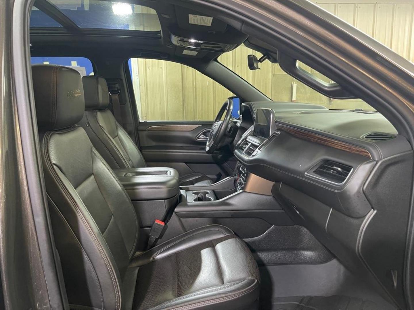 2021 BROWN CHEVROLET SUBURBAN 1500 HIGH COUNTRY (1GNSKGKL6MR) with an 6.2L engine, Automatic transmission, located at 2525 S. Cushman, Fairbanks, AK, 99701, (907) 452-5707, 64.824036, -147.712311 - Photo#3