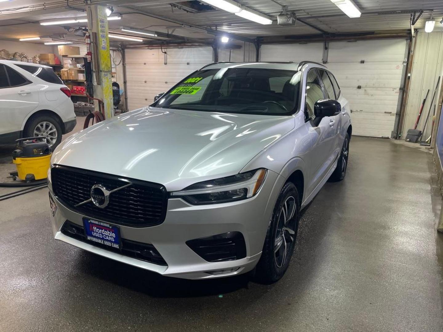 2021 SILVER VOLVO XC60 T5 R-DESIGN (YV4102RM0M1) with an 2.0L engine, Automatic transmission, located at 2525 S. Cushman, Fairbanks, AK, 99701, (907) 452-5707, 64.824036, -147.712311 - Photo#1