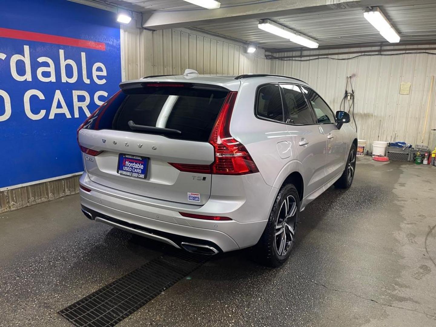 2021 SILVER VOLVO XC60 T5 R-DESIGN (YV4102RM0M1) with an 2.0L engine, Automatic transmission, located at 2525 S. Cushman, Fairbanks, AK, 99701, (907) 452-5707, 64.824036, -147.712311 - Photo#2