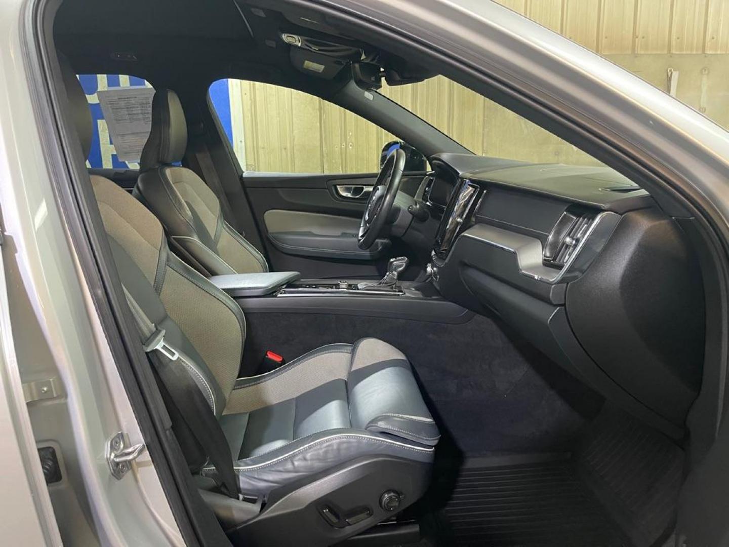 2021 SILVER VOLVO XC60 T5 R-DESIGN (YV4102RM0M1) with an 2.0L engine, Automatic transmission, located at 2525 S. Cushman, Fairbanks, AK, 99701, (907) 452-5707, 64.824036, -147.712311 - Photo#3