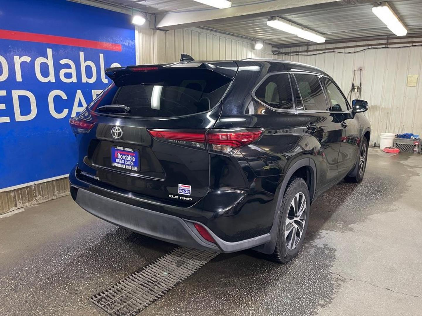 2020 BLACK TOYOTA HIGHLANDER XLE (5TDGZRBH3LS) with an 3.5L engine, Automatic transmission, located at 2525 S. Cushman, Fairbanks, AK, 99701, (907) 452-5707, 64.824036, -147.712311 - Photo#2