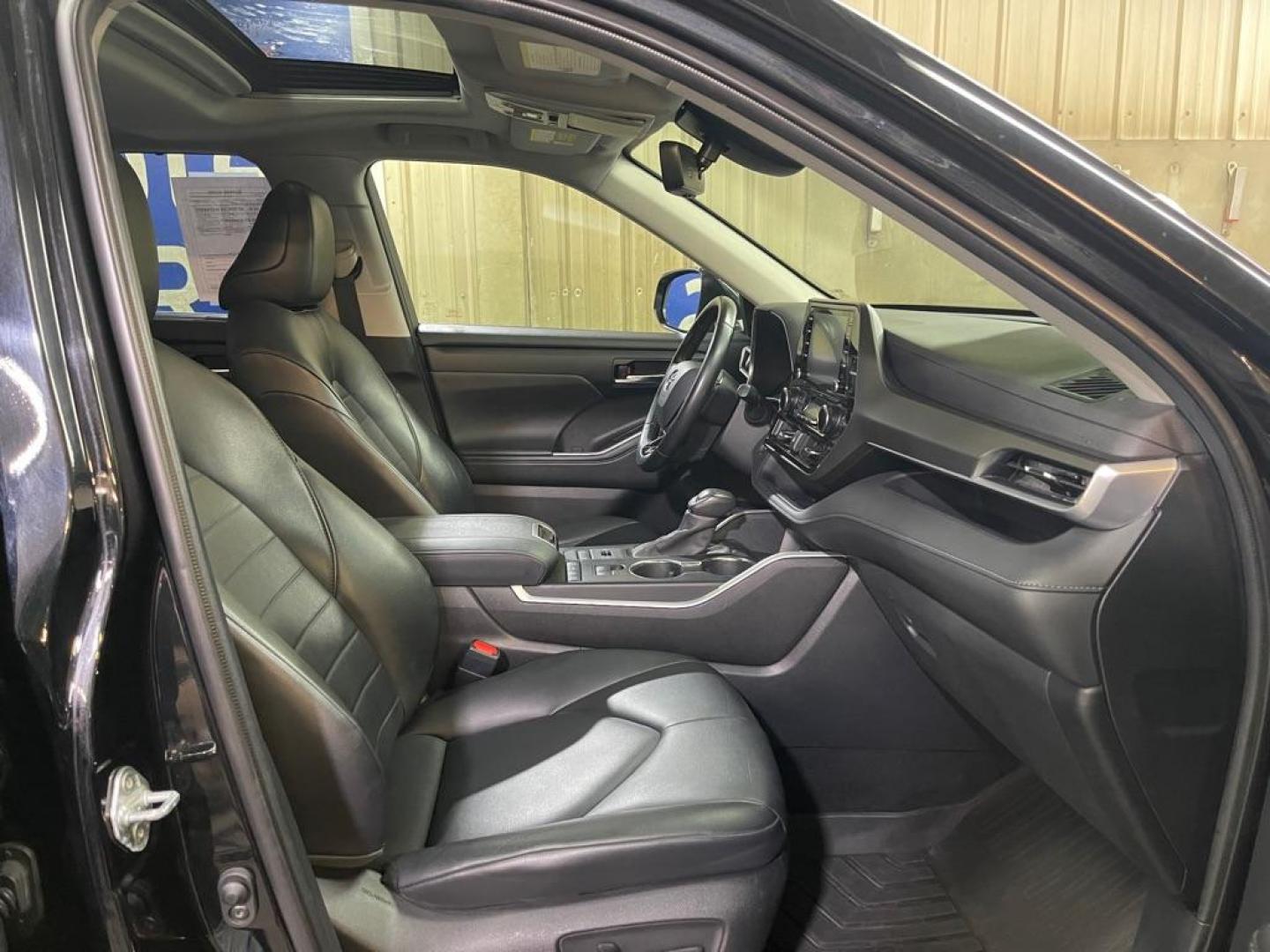 2020 BLACK TOYOTA HIGHLANDER XLE (5TDGZRBH3LS) with an 3.5L engine, Automatic transmission, located at 2525 S. Cushman, Fairbanks, AK, 99701, (907) 452-5707, 64.824036, -147.712311 - Photo#3