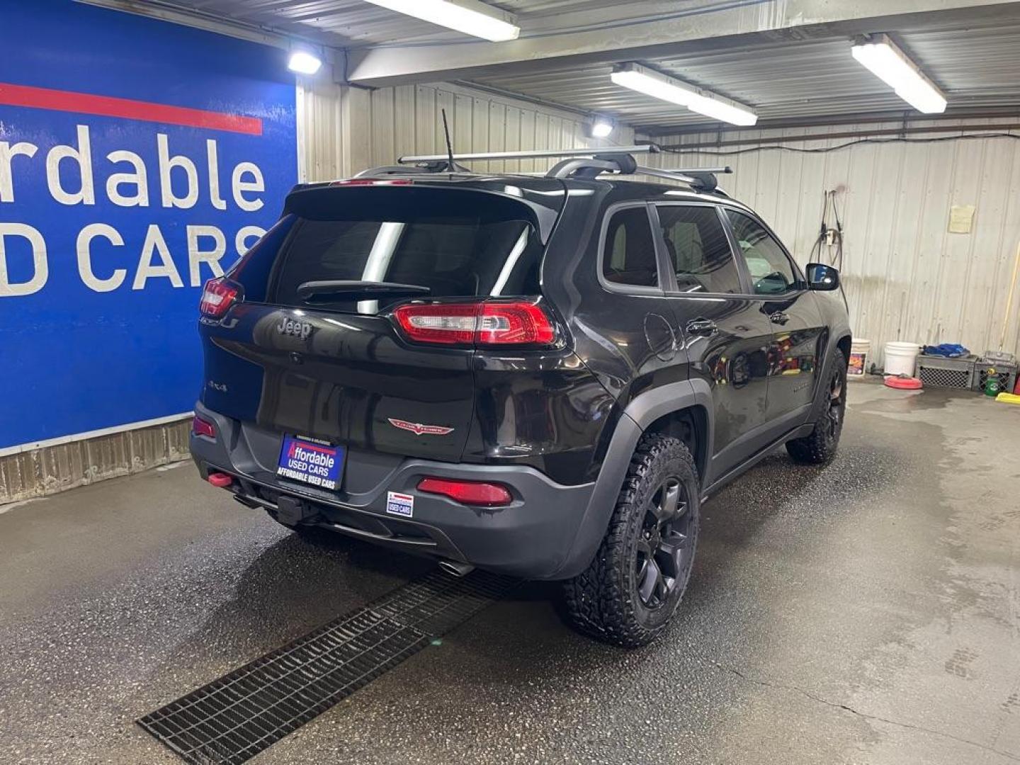 2016 BLACK JEEP CHEROKEE TRAILHAWK (1C4PJMBSXGW) with an 3.2L engine, Automatic transmission, located at 2525 S. Cushman, Fairbanks, AK, 99701, (907) 452-5707, 64.824036, -147.712311 - Photo#2