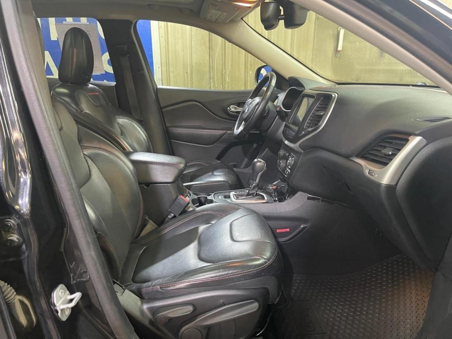 2016 BLACK JEEP CHEROKEE TRAILHAWK (1C4PJMBSXGW) with an 3.2L engine, Automatic transmission, located at 2525 S. Cushman, Fairbanks, AK, 99701, (907) 452-5707, 64.824036, -147.712311 - Photo#3