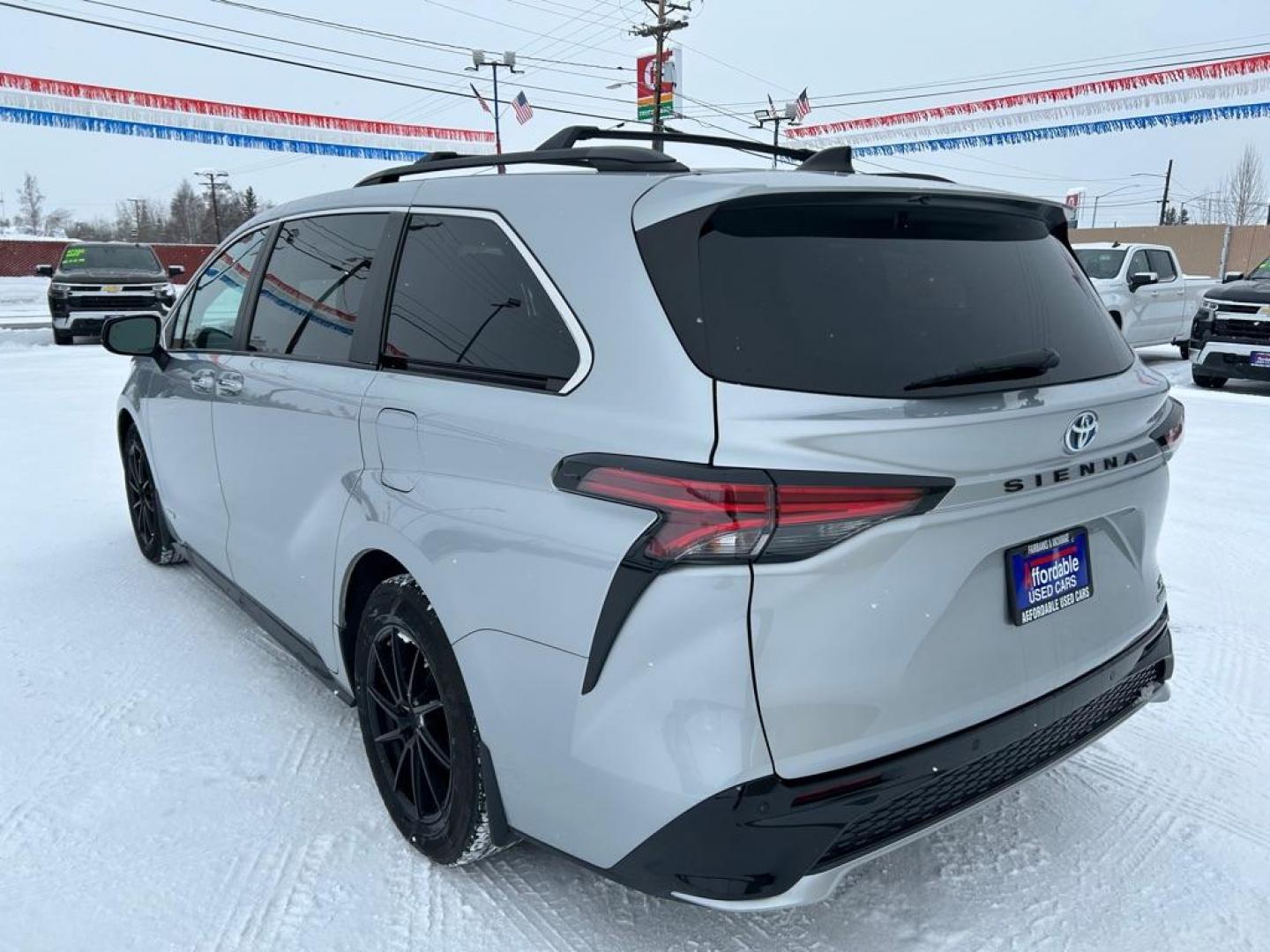 2021 SILVER TOYOTA SIENNA XSE XSE (5TDXRKEC5MS) with an 2.5L engine, Continuously Variable transmission, located at 2525 S. Cushman, Fairbanks, AK, 99701, (907) 452-5707, 64.824036, -147.712311 - Photo#3