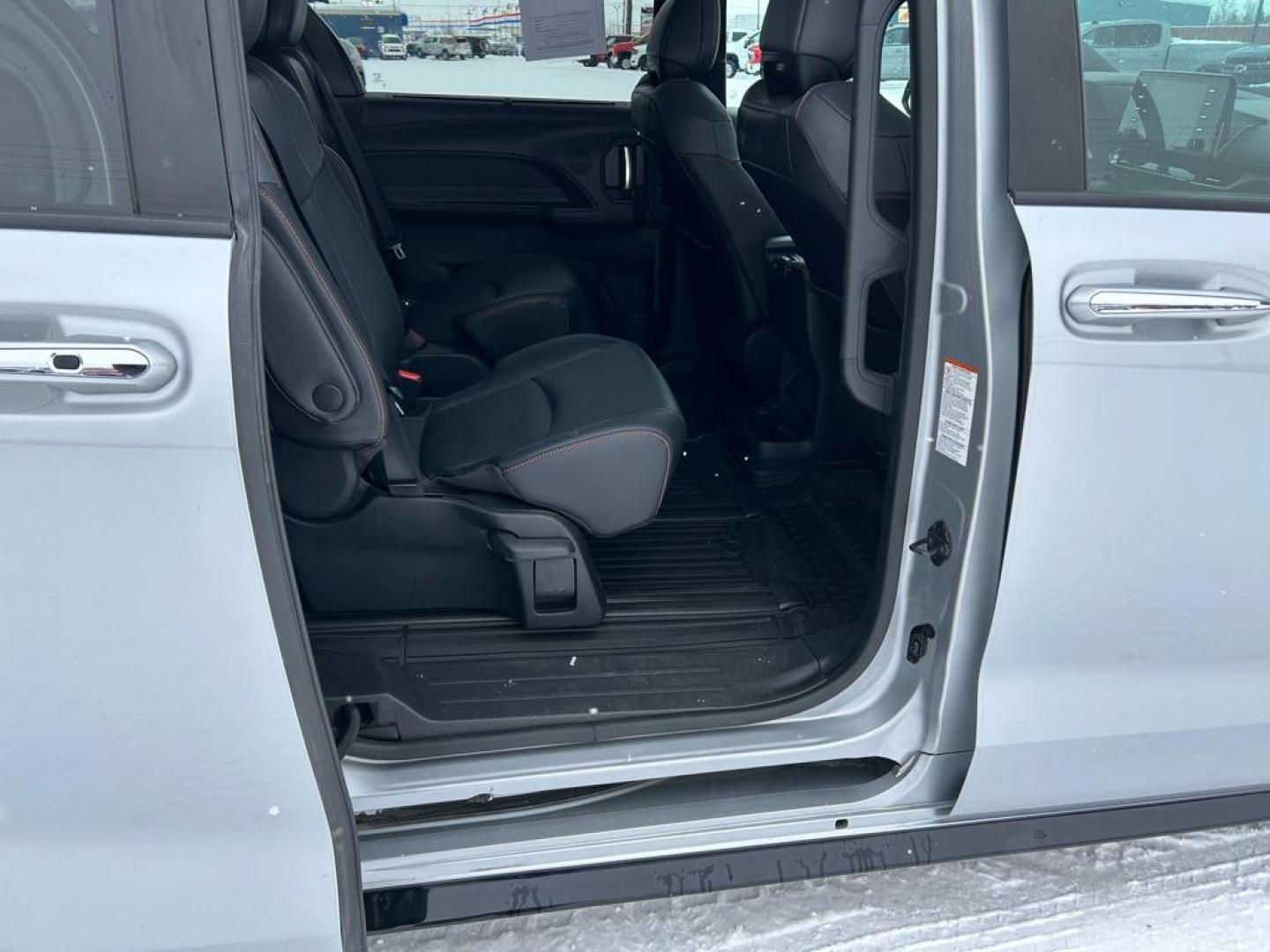 2021 SILVER TOYOTA SIENNA XSE XSE (5TDXRKEC5MS) with an 2.5L engine, Continuously Variable transmission, located at 2525 S. Cushman, Fairbanks, AK, 99701, (907) 452-5707, 64.824036, -147.712311 - Photo#5