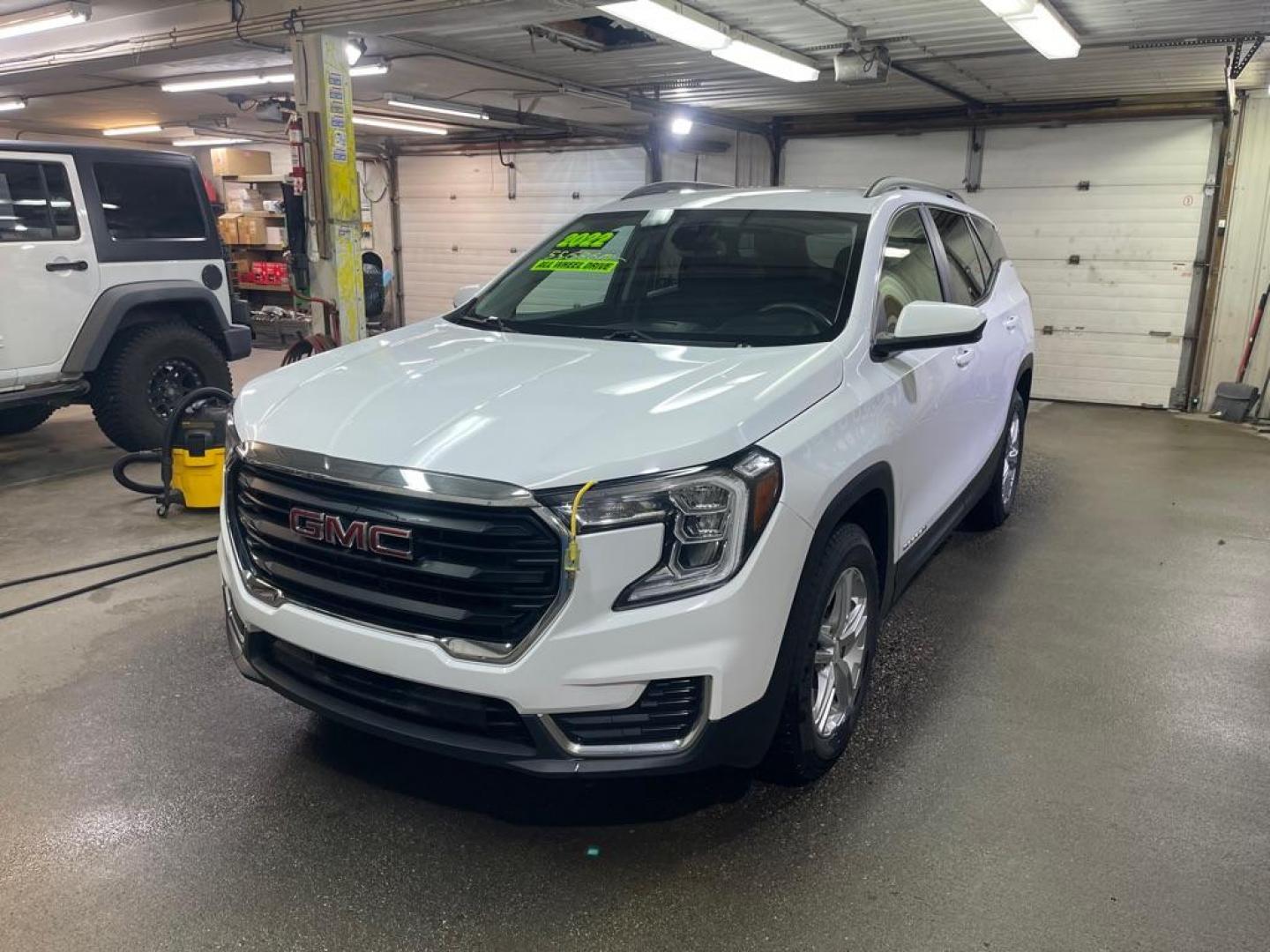2022 WHITE GMC TERRAIN SLE (3GKALTEV1NL) with an 1.5L engine, Automatic transmission, located at 2525 S. Cushman, Fairbanks, AK, 99701, (907) 452-5707, 64.824036, -147.712311 - Photo#1