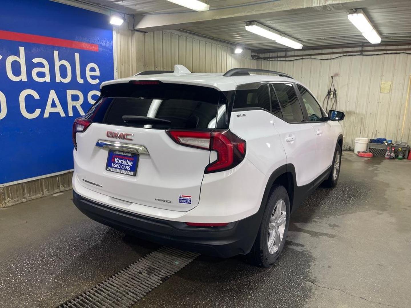 2022 WHITE GMC TERRAIN SLE (3GKALTEV1NL) with an 1.5L engine, Automatic transmission, located at 2525 S. Cushman, Fairbanks, AK, 99701, (907) 452-5707, 64.824036, -147.712311 - Photo#2