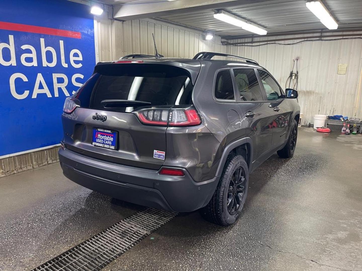 2023 GRAY JEEP CHEROKEE ALTITUDE LUX (1C4PJMMB0PD) with an 2.4L engine, Automatic transmission, located at 2525 S. Cushman, Fairbanks, AK, 99701, (907) 452-5707, 64.824036, -147.712311 - Photo#2
