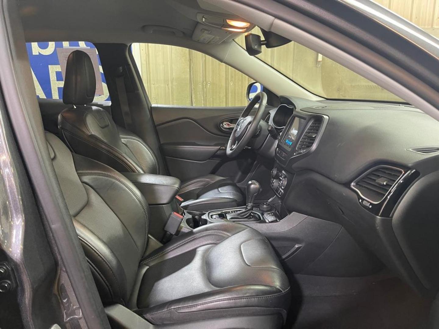 2023 GRAY JEEP CHEROKEE ALTITUDE LUX (1C4PJMMB0PD) with an 2.4L engine, Automatic transmission, located at 2525 S. Cushman, Fairbanks, AK, 99701, (907) 452-5707, 64.824036, -147.712311 - Photo#3