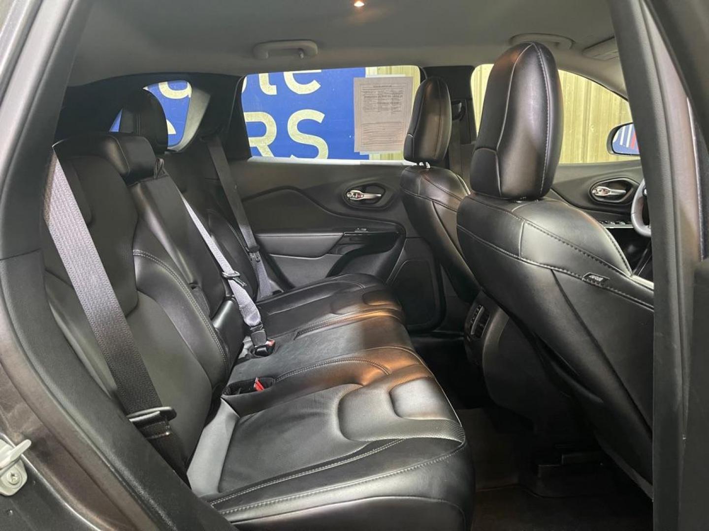 2023 GRAY JEEP CHEROKEE ALTITUDE LUX (1C4PJMMB0PD) with an 2.4L engine, Automatic transmission, located at 2525 S. Cushman, Fairbanks, AK, 99701, (907) 452-5707, 64.824036, -147.712311 - Photo#4