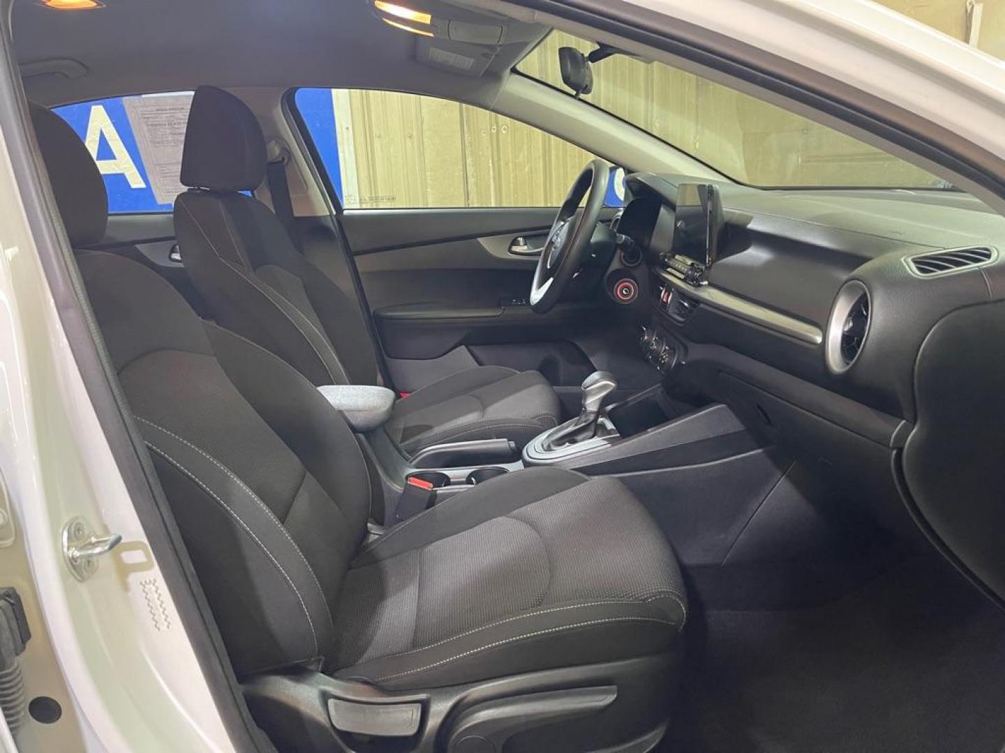 2021 WHITE KIA FORTE FE (3KPF24AD9ME) with an 2.0L engine, Continuously Variable transmission, located at 2525 S. Cushman, Fairbanks, AK, 99701, (907) 452-5707, 64.824036, -147.712311 - Photo#3