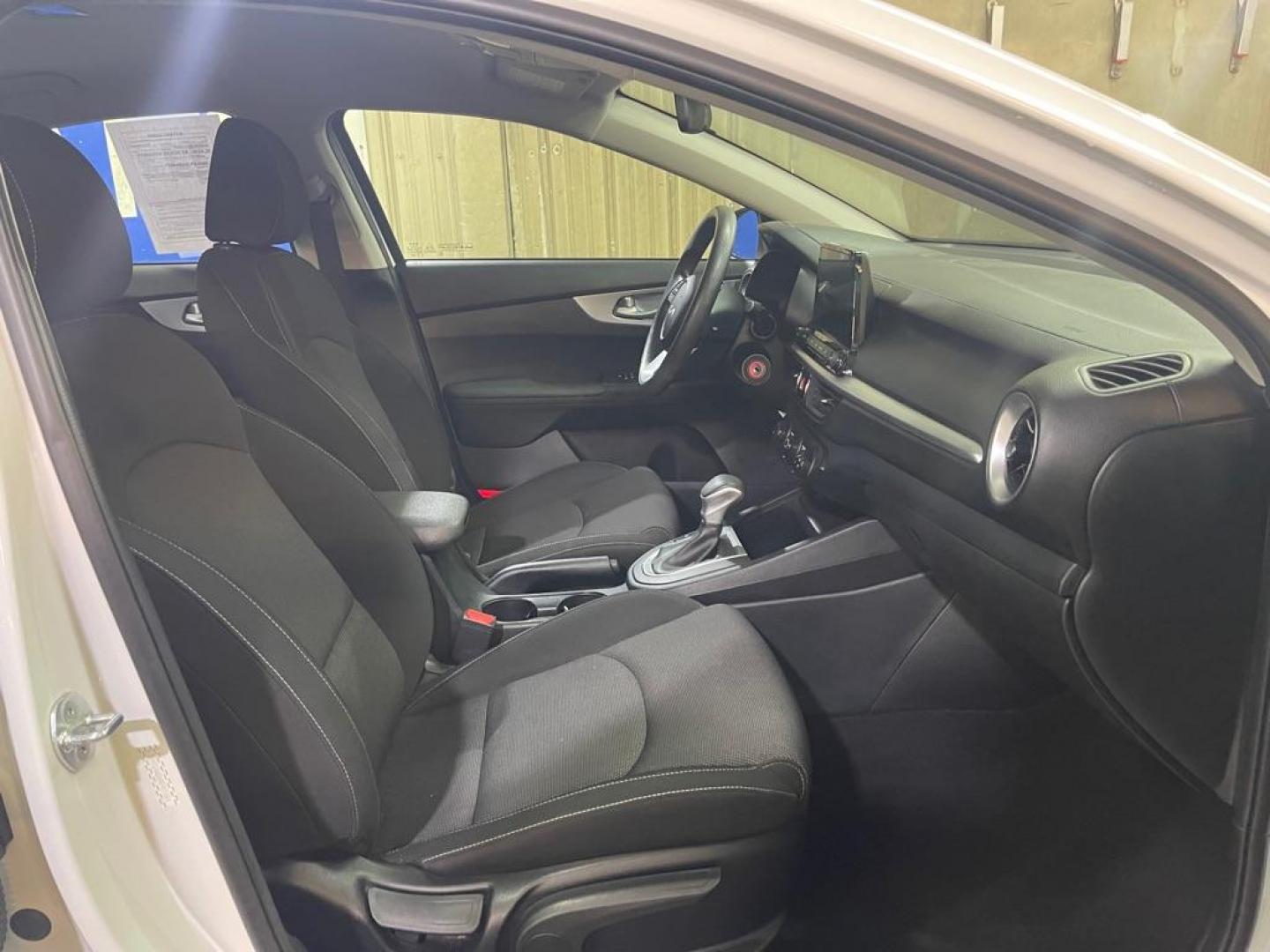 2022 WHITE KIA FORTE FE (3KPF24AD6NE) with an 2.0L engine, Continuously Variable transmission, located at 2525 S. Cushman, Fairbanks, AK, 99701, (907) 452-5707, 64.824036, -147.712311 - Photo#3