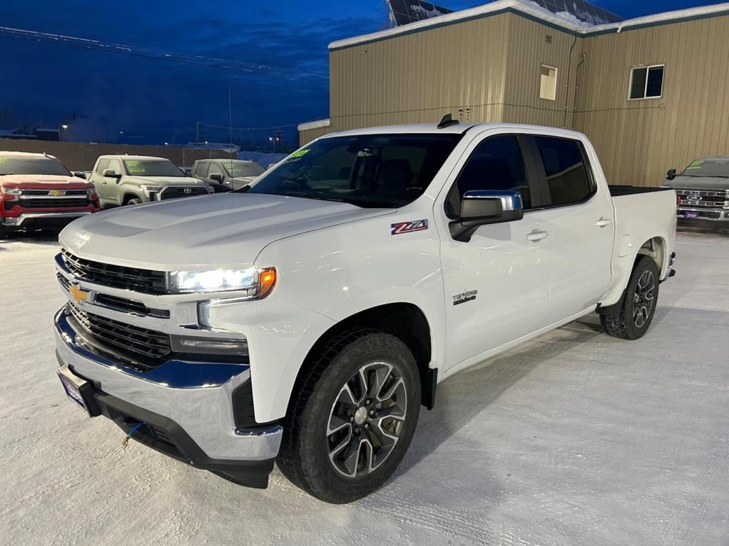 2021 WHITE CHEVROLET SILVERADO 1500 LT (3GCUYDED9MG) with an 5.3L engine, Automatic transmission, located at 2525 S. Cushman, Fairbanks, AK, 99701, (907) 452-5707, 64.824036, -147.712311 - Photo#0