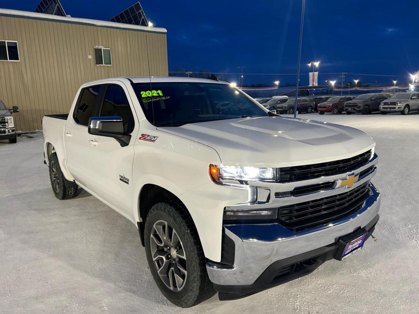 2021 WHITE CHEVROLET SILVERADO 1500 LT (3GCUYDED9MG) with an 5.3L engine, Automatic transmission, located at 2525 S. Cushman, Fairbanks, AK, 99701, (907) 452-5707, 64.824036, -147.712311 - Photo#1