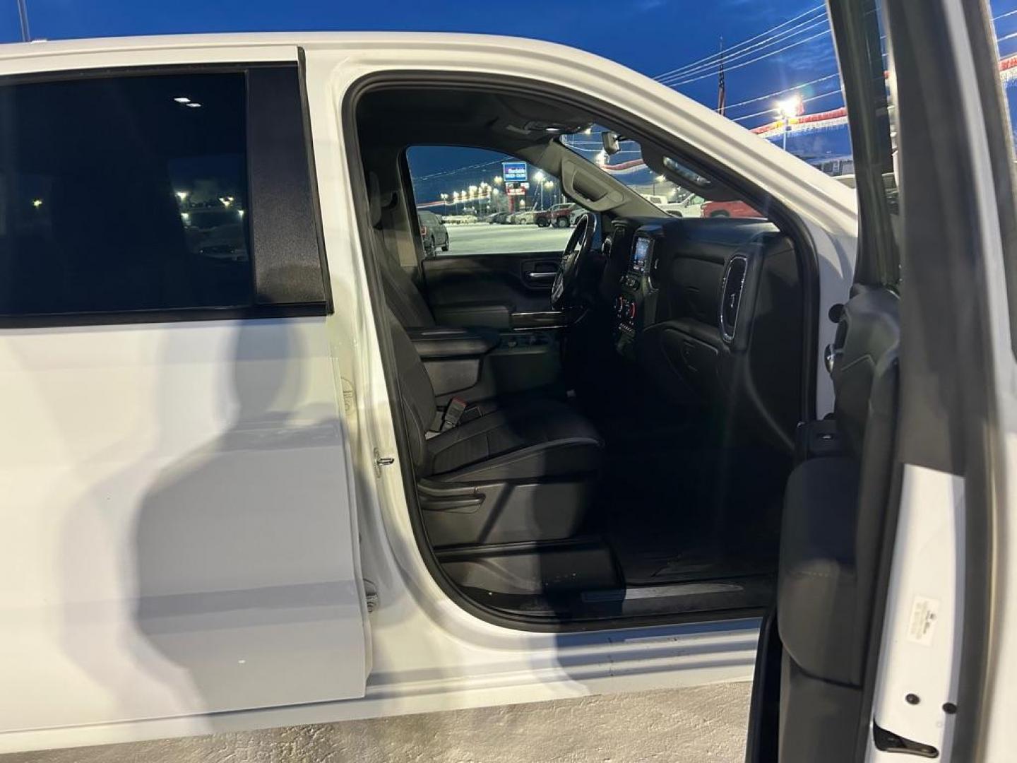 2021 WHITE CHEVROLET SILVERADO 1500 LT (3GCUYDED9MG) with an 5.3L engine, Automatic transmission, located at 2525 S. Cushman, Fairbanks, AK, 99701, (907) 452-5707, 64.824036, -147.712311 - Photo#4