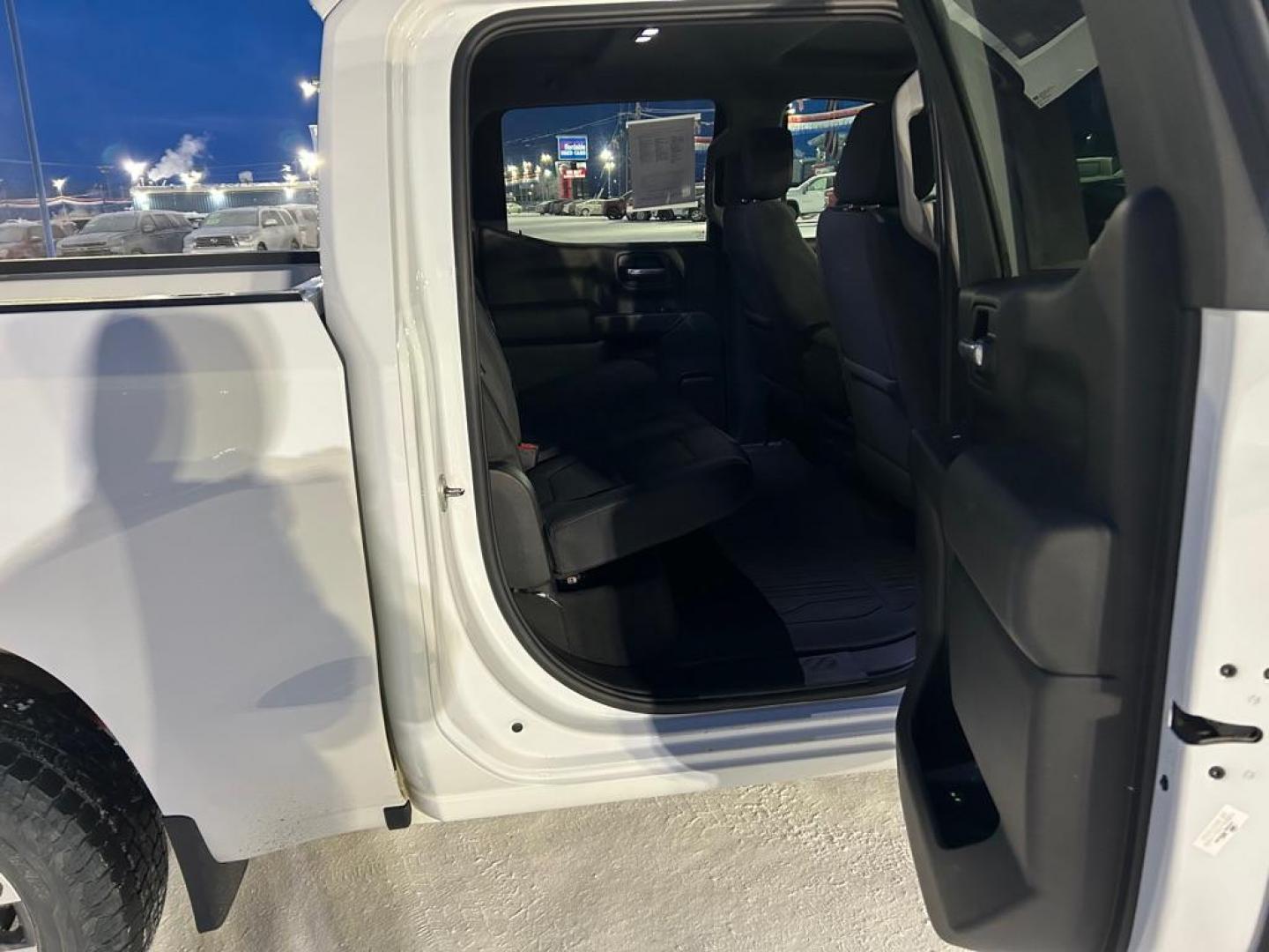 2021 WHITE CHEVROLET SILVERADO 1500 LT (3GCUYDED9MG) with an 5.3L engine, Automatic transmission, located at 2525 S. Cushman, Fairbanks, AK, 99701, (907) 452-5707, 64.824036, -147.712311 - Photo#5