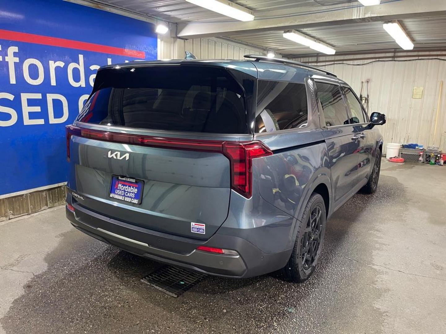 2025 GRAY KIA CARNIVAL SX (KNDNE5K3XS6) with an 3.5L engine, Automatic transmission, located at 2525 S. Cushman, Fairbanks, AK, 99701, (907) 452-5707, 64.824036, -147.712311 - Photo#2