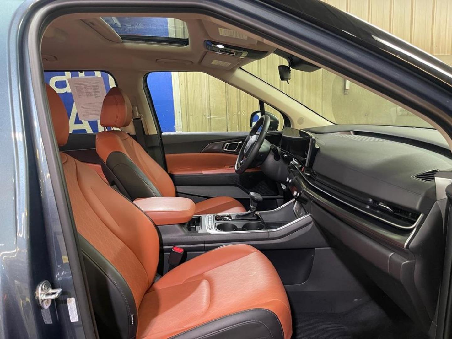 2025 GRAY KIA CARNIVAL SX (KNDNE5K3XS6) with an 3.5L engine, Automatic transmission, located at 2525 S. Cushman, Fairbanks, AK, 99701, (907) 452-5707, 64.824036, -147.712311 - Photo#3