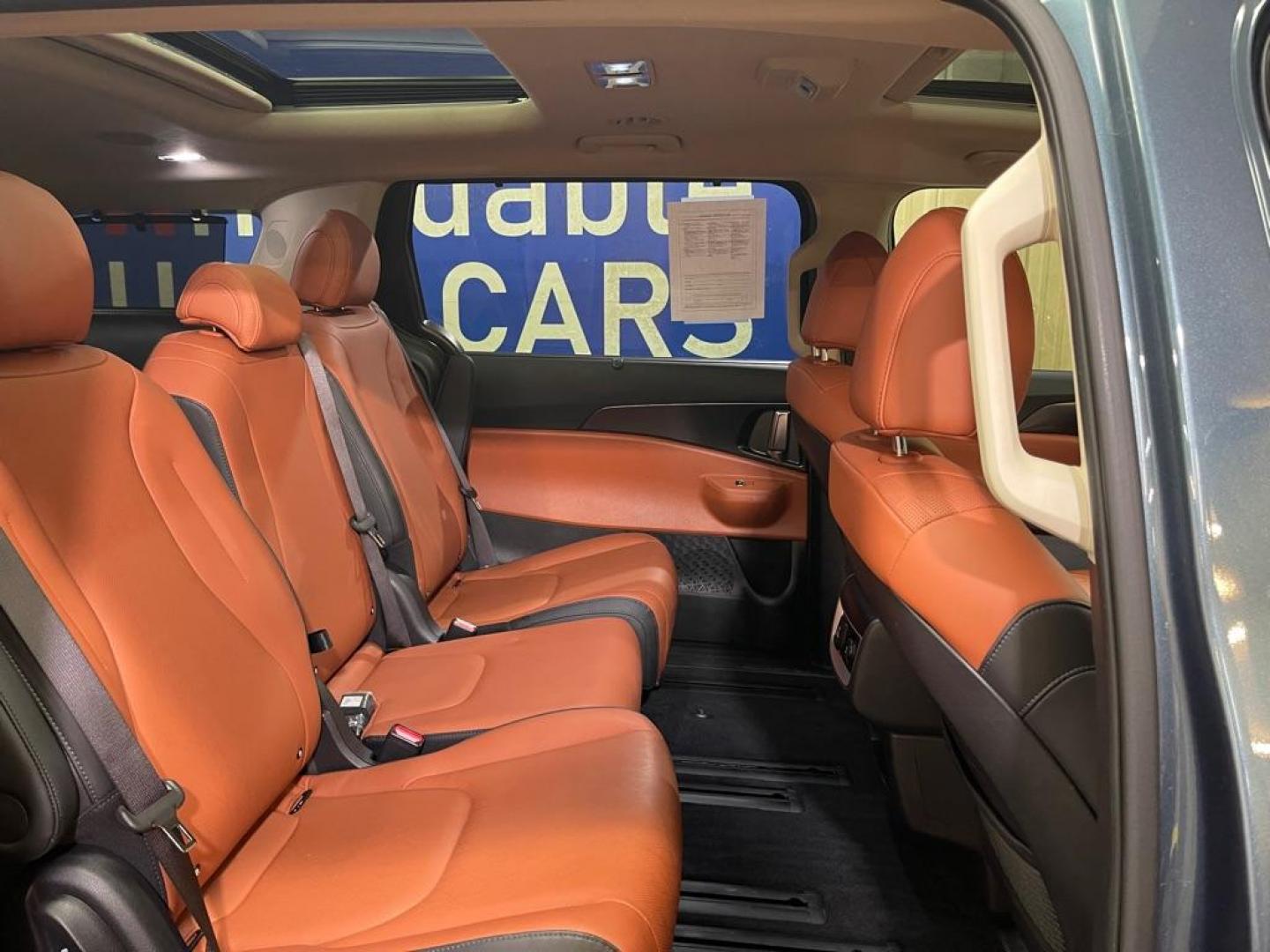 2025 GRAY KIA CARNIVAL SX (KNDNE5K3XS6) with an 3.5L engine, Automatic transmission, located at 2525 S. Cushman, Fairbanks, AK, 99701, (907) 452-5707, 64.824036, -147.712311 - Photo#4