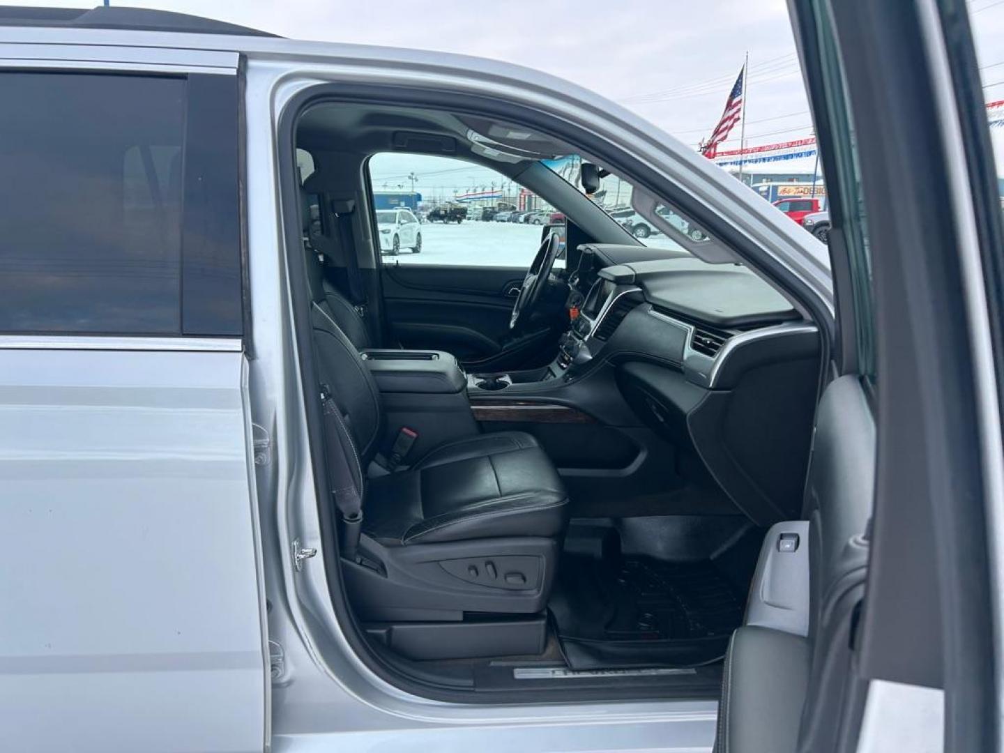 2015 SILVER CHEVROLET TAHOE LT 1500 LT (1GNSKBKC0FR) with an 5.3L engine, Automatic transmission, located at 2525 S. Cushman, Fairbanks, AK, 99701, (907) 452-5707, 64.824036, -147.712311 - Photo#4
