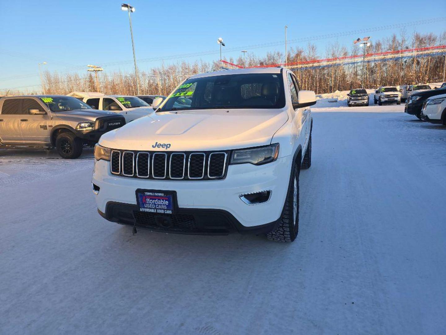 2022 WHITE JEEP GRAND CHEROKEE LAREDO E (1C4RJFAG1NC) with an 3.6L engine, Automatic transmission, located at 2525 S. Cushman, Fairbanks, AK, 99701, (907) 452-5707, 64.824036, -147.712311 - Photo#1