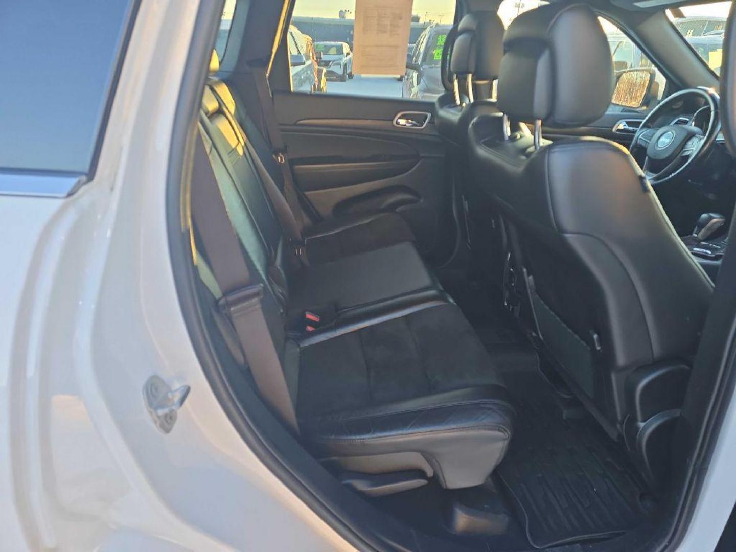 2022 WHITE JEEP GRAND CHEROKEE LAREDO E (1C4RJFAG1NC) with an 3.6L engine, Automatic transmission, located at 2525 S. Cushman, Fairbanks, AK, 99701, (907) 452-5707, 64.824036, -147.712311 - Photo#3