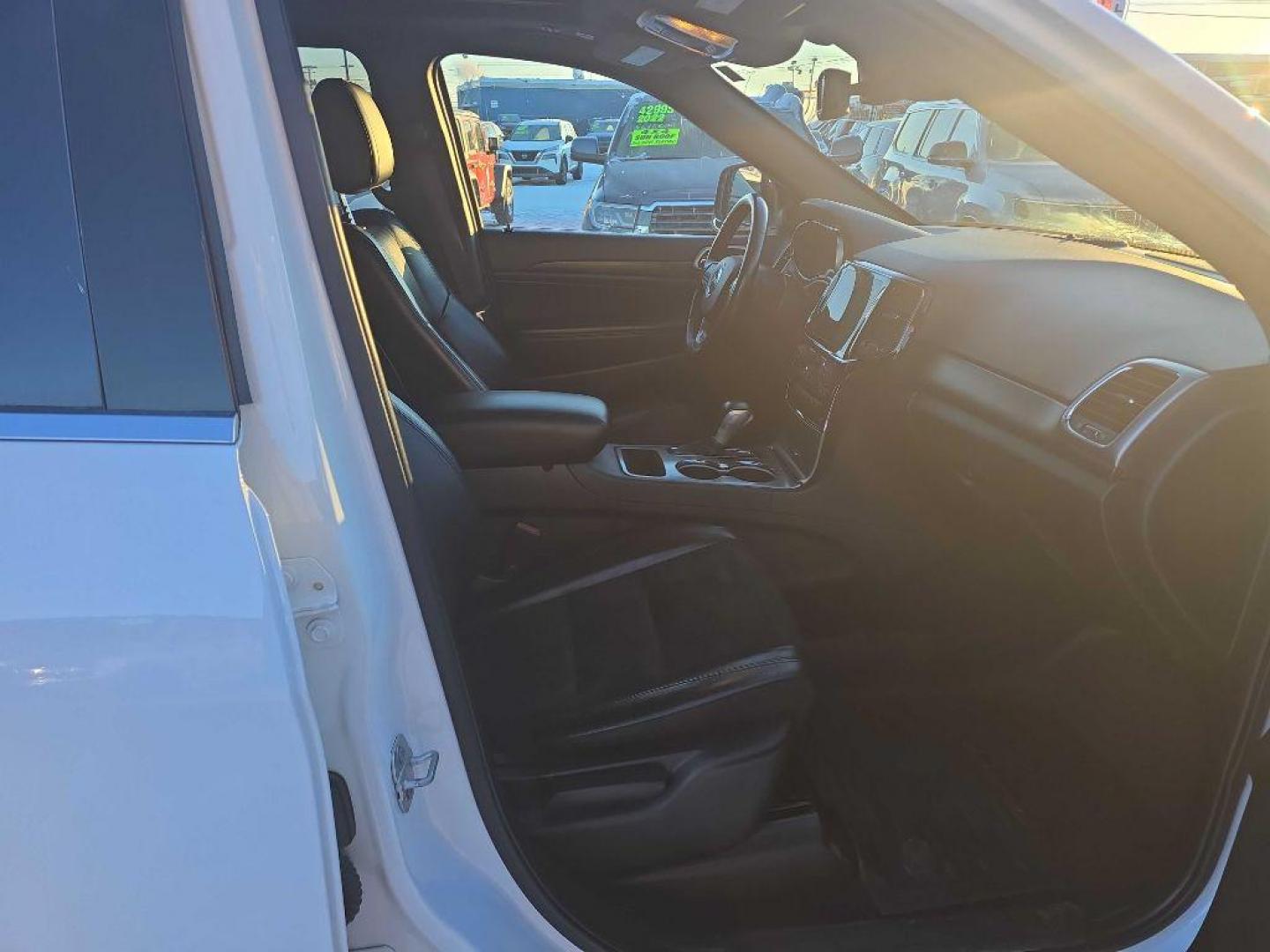 2022 WHITE JEEP GRAND CHEROKEE LAREDO E (1C4RJFAG1NC) with an 3.6L engine, Automatic transmission, located at 2525 S. Cushman, Fairbanks, AK, 99701, (907) 452-5707, 64.824036, -147.712311 - Photo#4