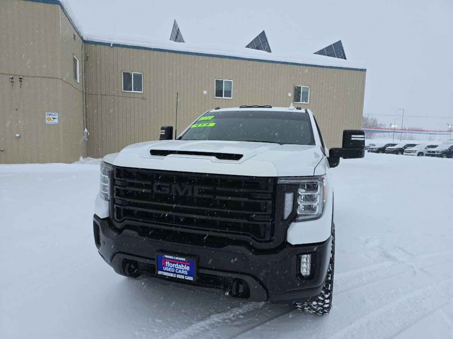 2022 WHITE GMC SIERRA 2500 SLT (1GT59NE70NF) with an 6.6L engine, Automatic transmission, located at 2525 S. Cushman, Fairbanks, AK, 99701, (907) 452-5707, 64.824036, -147.712311 - Photo#3