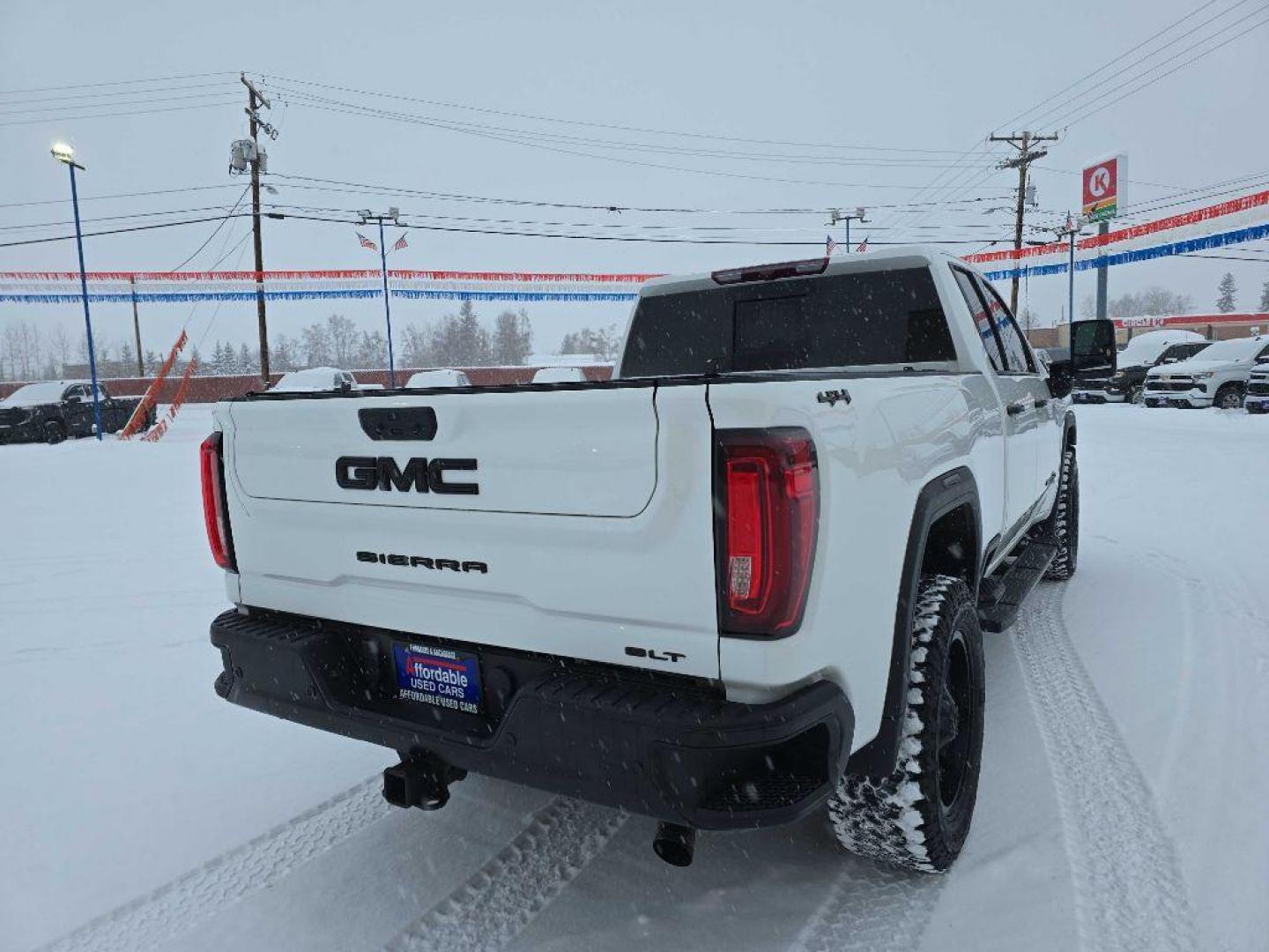2022 WHITE GMC SIERRA 2500 SLT (1GT59NE70NF) with an 6.6L engine, Automatic transmission, located at 2525 S. Cushman, Fairbanks, AK, 99701, (907) 452-5707, 64.824036, -147.712311 - Photo#4