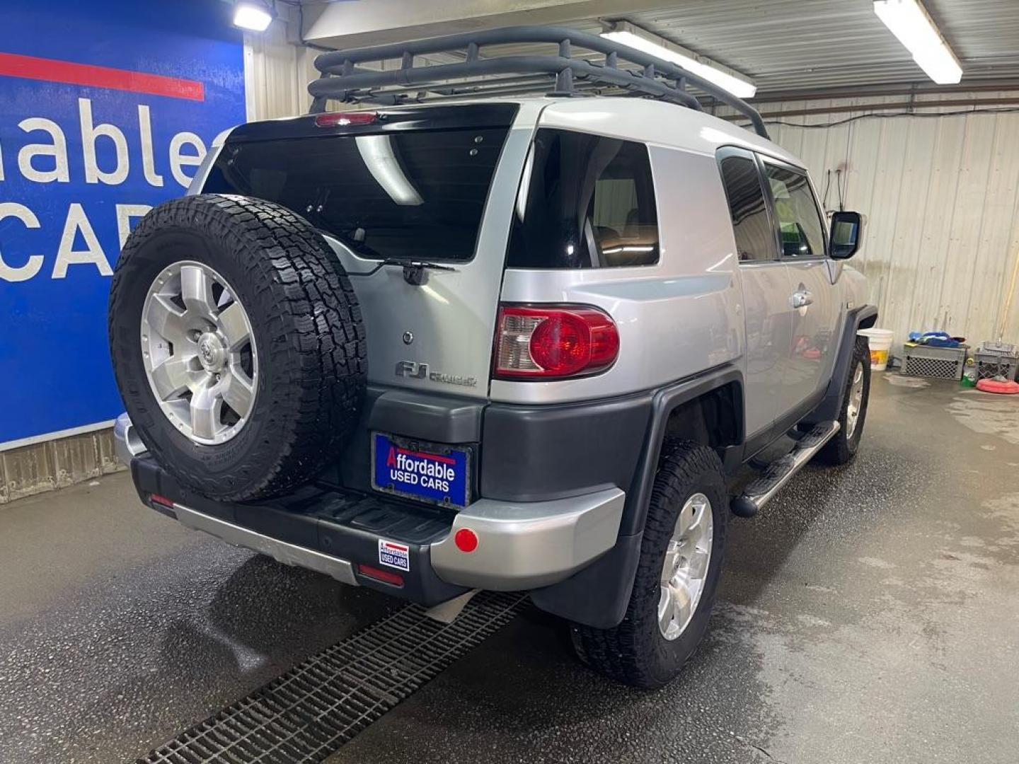 2007 SILVER TOYOTA FJ CRUISER (JTEBU11F270) with an 4.0L engine, Automatic transmission, located at 2525 S. Cushman, Fairbanks, AK, 99701, (907) 452-5707, 64.824036, -147.712311 - Photo#2