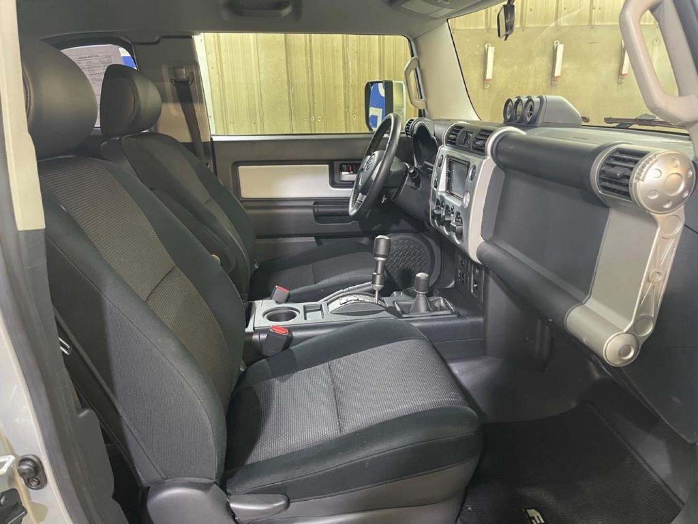 2007 SILVER TOYOTA FJ CRUISER (JTEBU11F270) with an 4.0L engine, Automatic transmission, located at 2525 S. Cushman, Fairbanks, AK, 99701, (907) 452-5707, 64.824036, -147.712311 - Photo#3
