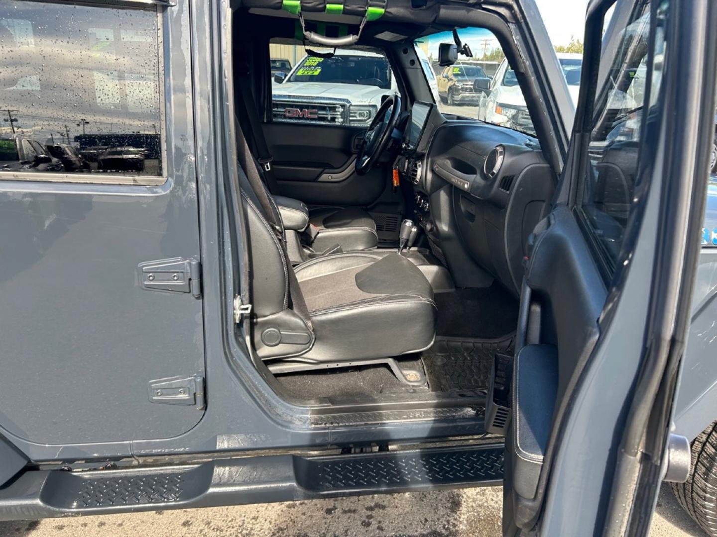 2016 GRAY JEEP WRANGLER UNLIMI SPORT (1C4BJWDG0GL) with an 3.6L engine, Automatic transmission, located at 2525 S. Cushman, Fairbanks, AK, 99701, (907) 452-5707, 64.824036, -147.712311- Photo#4