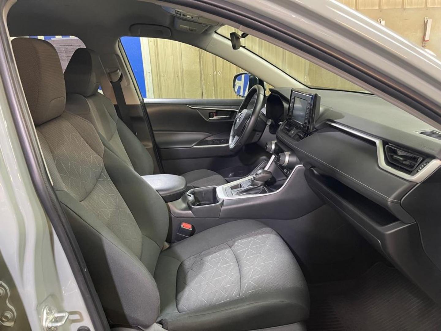 2022 GRAY TOYOTA RAV4 XLE (2T3P1RFV1NW) with an 2.5L engine, Automatic transmission, located at 2525 S. Cushman, Fairbanks, AK, 99701, (907) 452-5707, 64.824036, -147.712311 - Photo#3